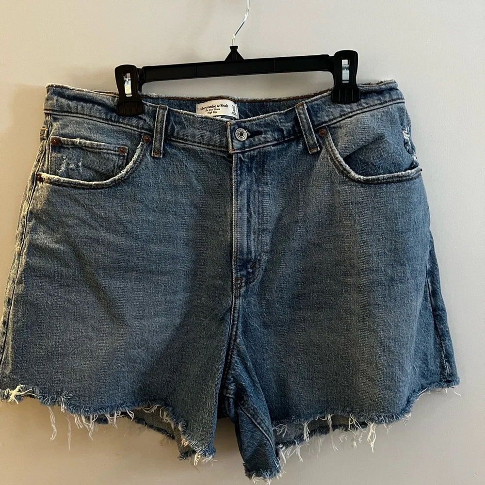 Abercrombie & Fitch Dad High Rise Curve Love Shorts - Picture 2 of 4